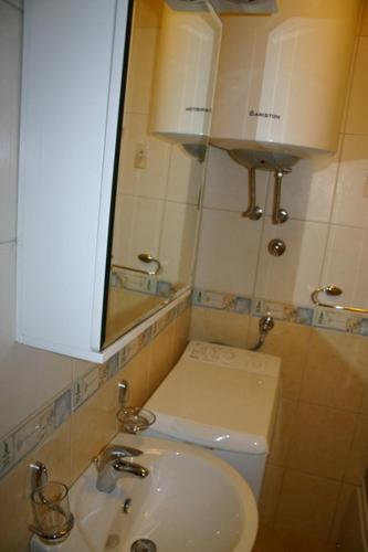 Ένα μπάνιο στο ROOMS & APARTMENTS DOBROTSKI DVORI