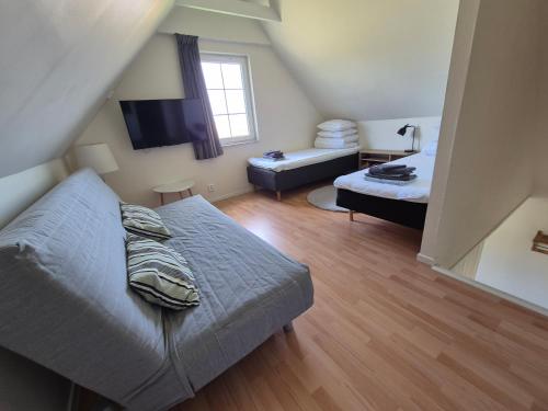 a large room with a bed and a couch at Litet och mysigt semesterboende in Ystad