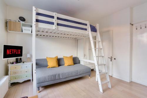 una camera con un letto a castello e una scala di Studio - Appartement Quartier Tour Eiffel 3 Free Netflix a Parigi
