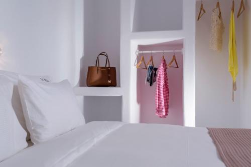 Una cama o camas en una habitación de Skyfall Suites - Adults Only