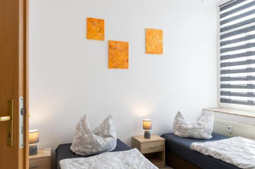 En eller flere senge i et værelse på FLEX Aparts - möblierte 2-Raum Wohnung zentrumsnah in Zwickau