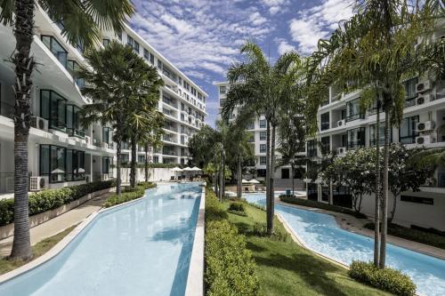 een afbeelding van een zwembad in een resort bij Bright 41 m² Condo Pools Beach Shuttle S6502 in Rawai Beach