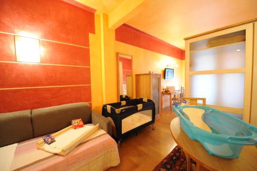 a bathroom with a bath tub and a bed at Appartamenti Porta Nuova 80 in Verona