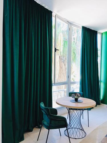 Гостиная зона в Greenline Apartments