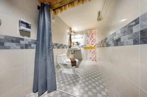 a bathroom with a toilet and a shower at SHIN Hotel 80th Stadium Korat in Sathani Phu Khao Lat