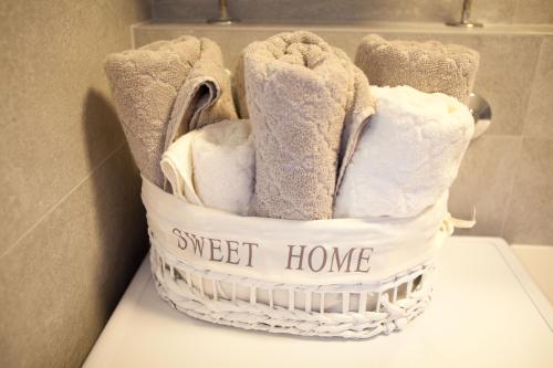 - un panier rempli de serviettes au-dessus des toilettes dans l'établissement Atlantida Apartment, à Split