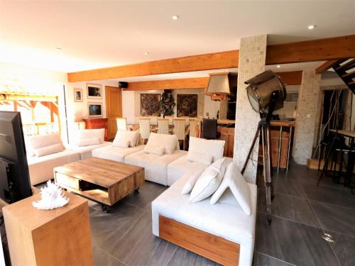 Χώρος καθιστικού στο Luxurious villa with private spa near beach