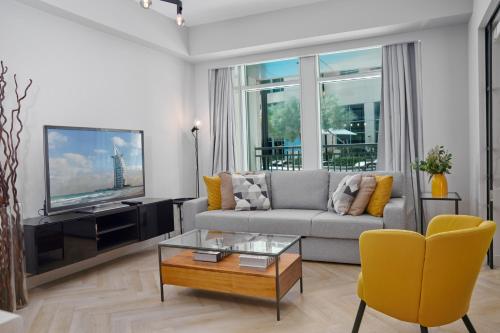 Vista Downtown Poolside 1BR Walk to Burj Khalifa