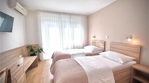 Una cama o camas en una habitación de Stara lipa Tašner FREE kitchen&garage&parking-self check in