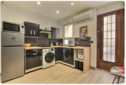 2 rooms 30 m2 full of charm, in the heart of the 7th arrondissement Marseille