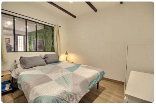 2 rooms 30 m2 full of charm, in the heart of the 7th arrondissement Marseille