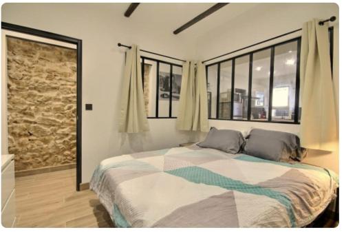 2 rooms 30 m2 full of charm, in the heart of the 7th arrondissement Marseille