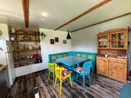 Una cocina con una mesa y sillas en una habitación. en Vila Eruga - Ap nr 4, en Poiana Mărului