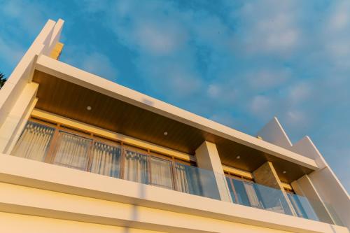 Palms La Union Beachfront Suitesにあるバルコニーまたはテラス