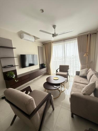 Televisyen dan/atau pusat hiburan di Partial Sea View Apartment Room