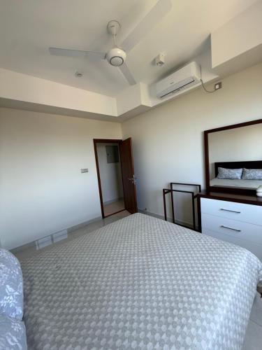 Katil atau katil-katil dalam bilik di Partial Sea View Apartment Room