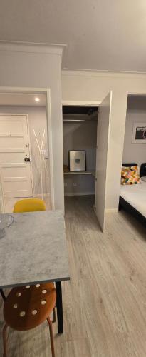 a room with a table and chairs and a bed at DREAM HOUSE 2 Montes Burgos PORTO in Porto