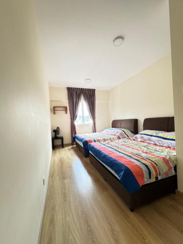 a bedroom with two beds and a window at Rich field Cameron Highlands Homestay-Peony Square-3BDR 2BTH-8PAX in Cameron Highlands