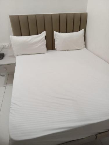 Postel nebo postele na pokoji v ubytování Hotel Ludhiana Residency