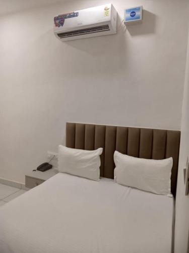 Postel nebo postele na pokoji v ubytování Hotel Ludhiana Residency
