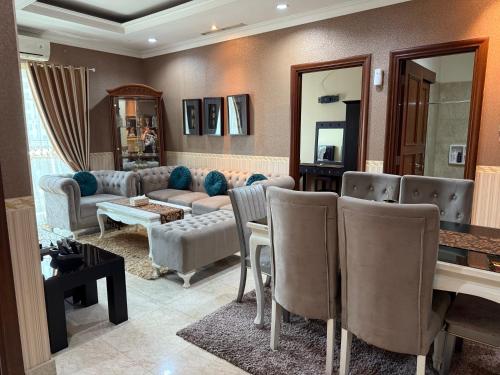 Χώρος καθιστικού στο 2 Bedroom apartment at Senayan