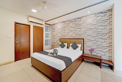 RG SUITES ROYAPETTAH Formerly RAJ RESIDENCY Near US EMBASSYにあるベッド