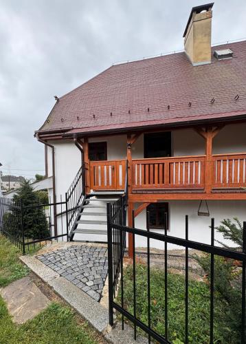 ein Haus mit einer Veranda und einer Terrasse darauf in der Unterkunft Apartmán na statku in Teplice