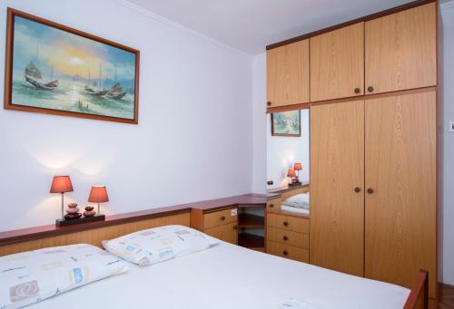 Tempat tidur dalam kamar di Radovčić Apartments and Rooms