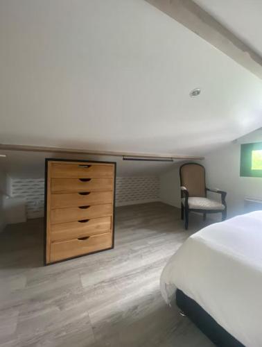 ein Schlafzimmer mit einem großen Bett und einer Kommode in der Unterkunft Appartement proche des plages in Bidart