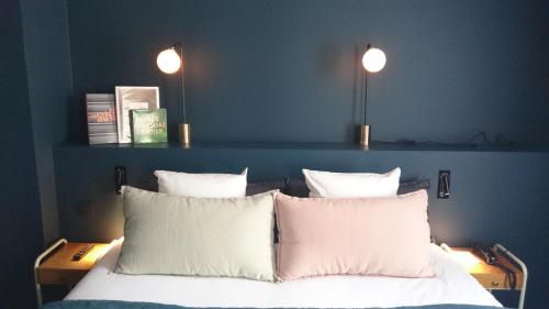 Ein Bett oder Betten in einem Zimmer der Unterkunft COQ Hotel Paris