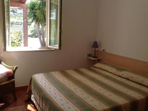 una camera con letto e finestra di Appartamenti Fra Stefano a Peschici