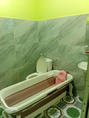 a toy bathroom with a toilet and a sink at HOTEL MOTeL ĐỒNG KHỞI in Ben Tre