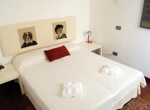 カリアリにあるIzzHome Baylleのベッドルーム1室(白いベッド1台、赤い枕付)