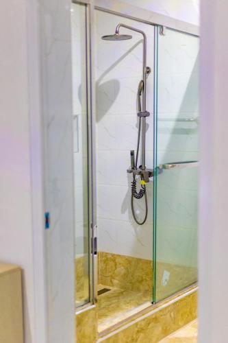 una doccia in un bagno con una porta in vetro di Keloma Homes a Bolgatanga