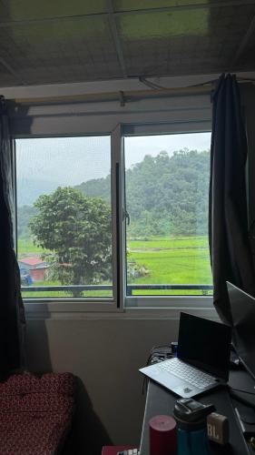 Pemandangan gunung umum atau pemandangan gunung yang diambil dari homestay