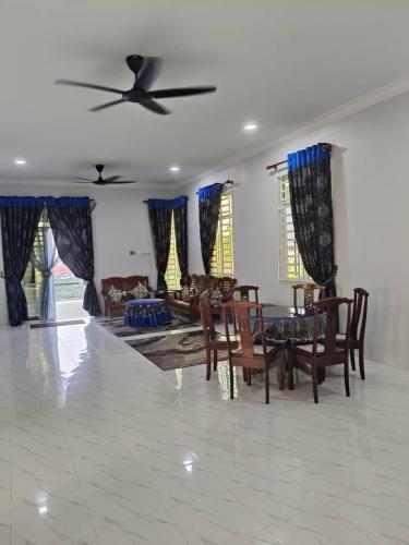 a living room with a table and chairs at Homestay and roomstay Din 5555 in Tumpat