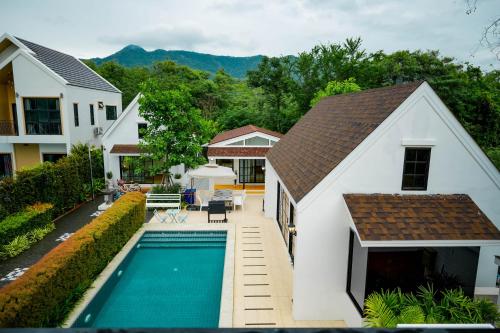 Πισίνα στο ή κοντά στο Chamonte Pool Villa Khao Yai