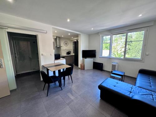 GRAND STUDIO RENOVE A CANNES IDEAL VACANCES et CONGRES - MER A PIED!