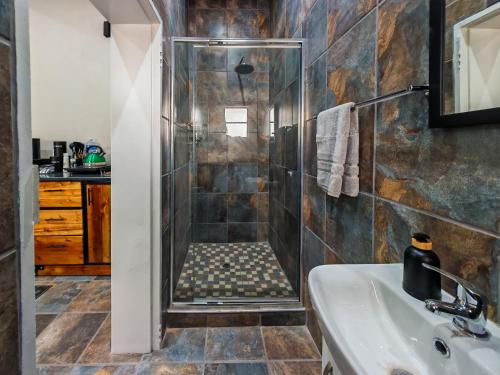 Ένα μπάνιο στο Jabali Guest House