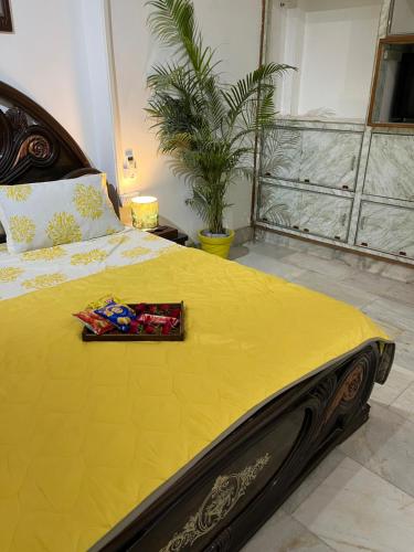 Giường trong phòng chung tại Ghat Ghar by Doorstays