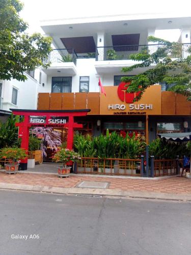 a store on the side of a street at HOTEL MOTeL ĐỒNG KHỞI in Ben Tre