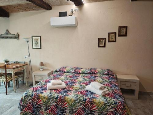 a bedroom with a bed with towels on it at Villa Torricelli Scarperia - Il Giardinetto Residence in Scarperia