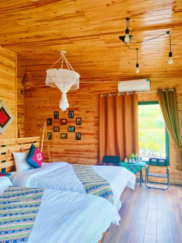 Una cama o camas en una habitación de Kiêm Nguyễn Homestay Tả Van