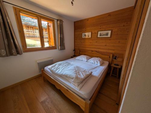 une chambre avec un lit dans une pièce avec une fenêtre dans l'établissement Appartement montagnard lumineux 8 pers - Terrasse & accès piste - FR-1-445-1, à Montgenèvre