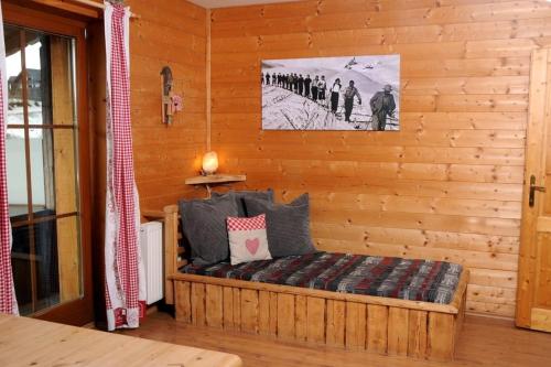 a room with a bench in a log cabin at Skiurlaub und Wanderurlaub am Katschberg Almchalet am Katschberg by FeWo-Planlan in Katschberghöhe
