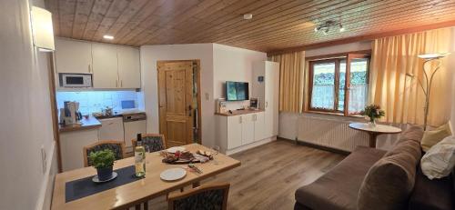 Dapur atau dapur kecil di Ferienwohnung Nähe Bergdoktor Drehorte Kitzbüheler Alpen ITD100 by FeWo-Plan