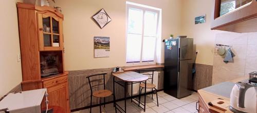 Una cocina con refrigerador y una mesa y sillas. en Kawalerka u Megi, en Borne Sulinowo