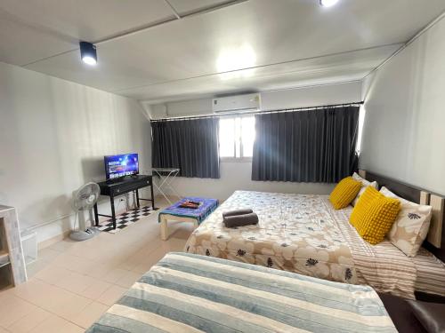 a bedroom with a bed and a television in it at Lively Impact C3-C9 in Nonthaburi