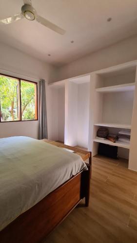 にあるSolaya Residenceの大きなベッドと窓のある寝室