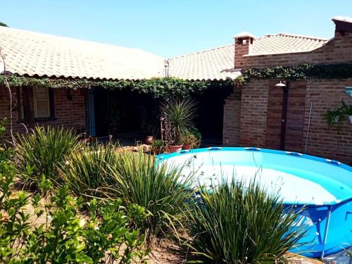 una piscina en el patio de una casa en Chácara em condomínio próxima ao centro, en Analândia
